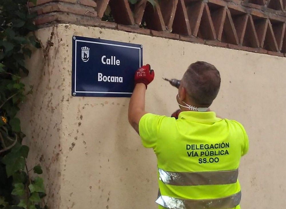 El Ayuntamiento inicia los trabajos para colocar más de un centenar de placas de calles en Las Chapas