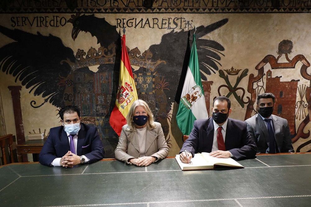 La alcaldesa recibe a una delegación del Ayuntamiento de la capital de Kuwait