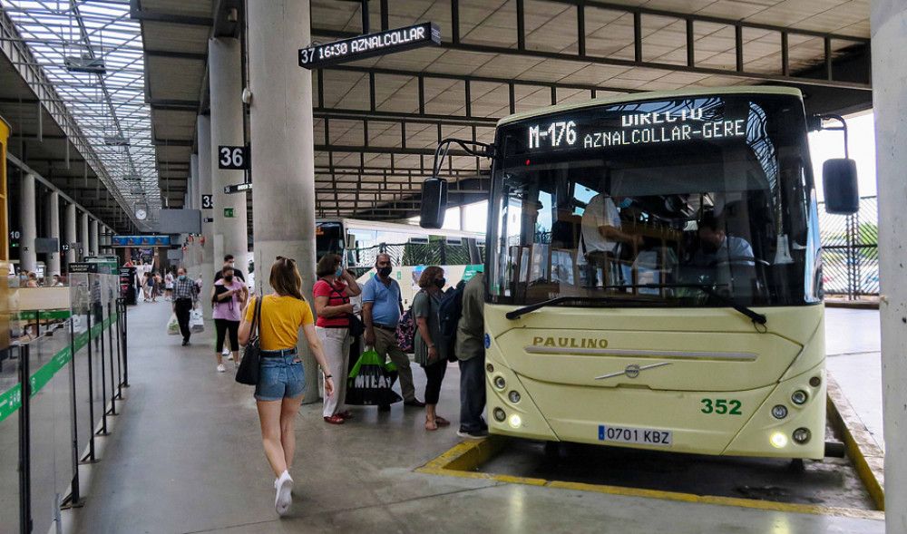 La Junta denuncia que el Gobierno obliga a las autonomías a aplicar descuentos en el transporte sin garantizar los fondos