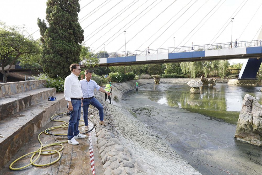 El Ayuntamiento ejecuta trabajos de limpieza y desatoro en los lagos del Parque de la Represa e instalará un nuevo sistema de depuración y aireación con una inversión cercana a los 50.000 euros