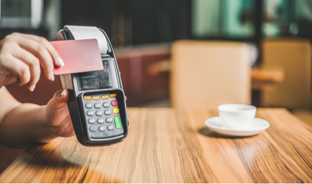 Consumo advierte de que es ilegal que los bares y restaurantes cobren una cantidad extra en concepto de cubierto o servicio