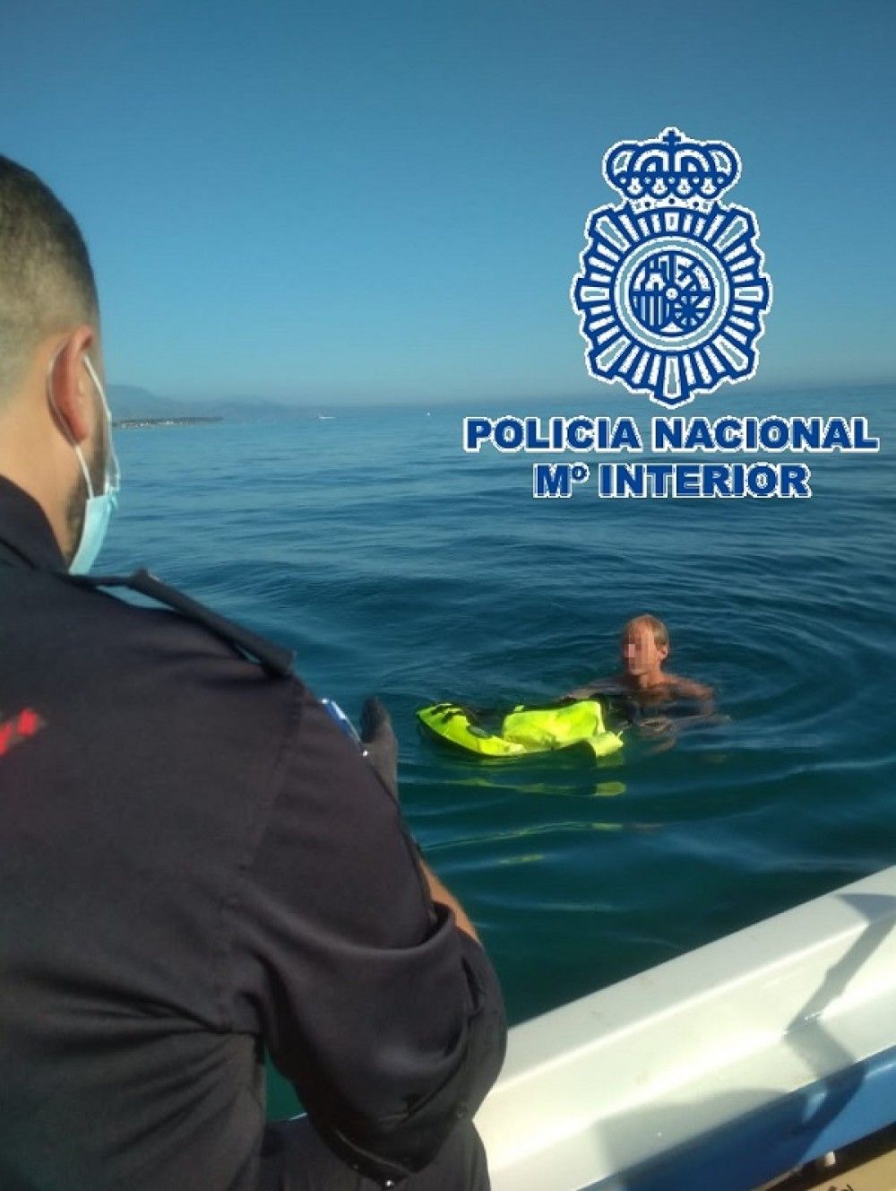 Detenido en Vélez-Málaga un agresor sexual que, en su intento de evitar el arresto, se adentró en el mar y permaneció dos horas junto a una boya