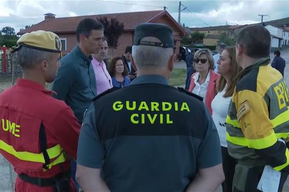 Pedro Sánchez visita las zonas afectadas por el incendio en la Sierra de la Culebra en Zamora