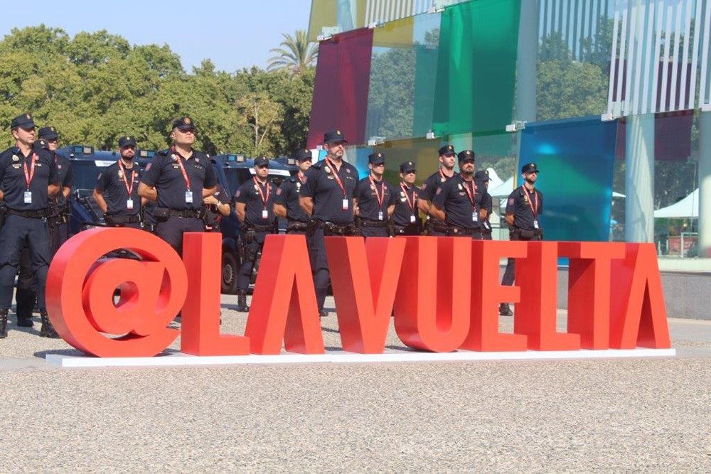 Ochenta agentes de la Policía Nacional participan en el dispositivo de seguridad de "La Vuelta" a su paso por la provincia de Málaga