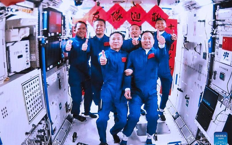Los astronautas chinos traen a la Tierra y entregan a los científicos muestras del experimento realizado en el espacio