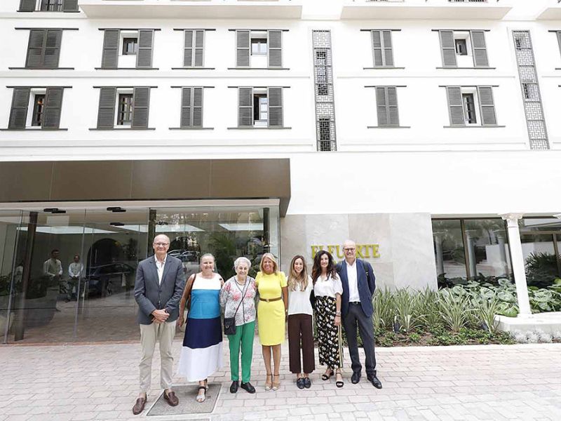 La alcaldesa visita las nuevas instalaciones del hotel El Fuerte, convertido en un cinco estrellas tras su reforma