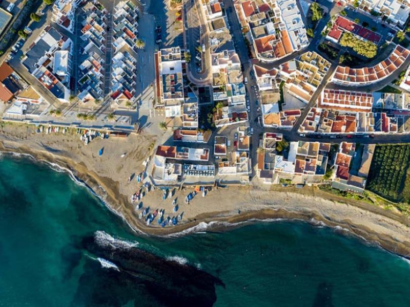 La Junta de Andalucía adelanta el horario de la música en establecimientos de municipios costeros