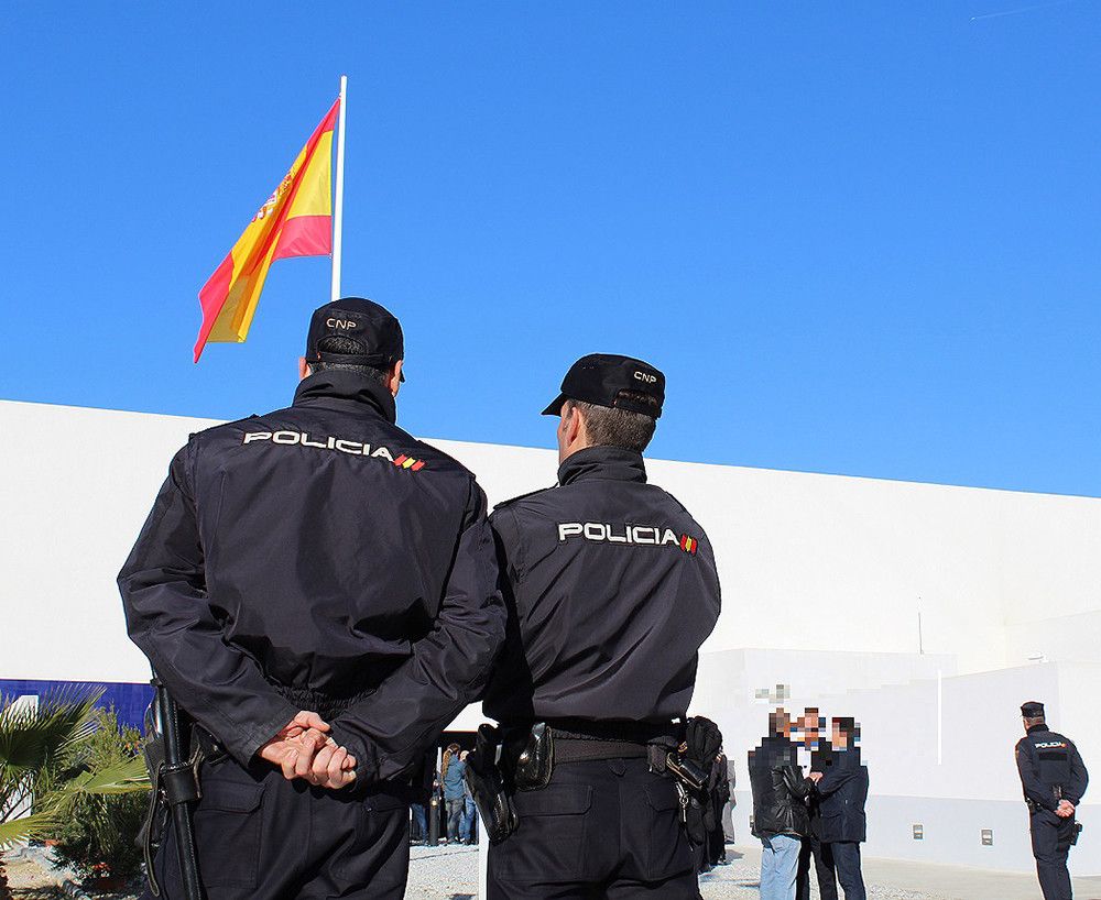 La Policía Nacional detiene en Vélez-Málaga a dos mujeres que servían de mulas bancarias’ a una red de estafadores