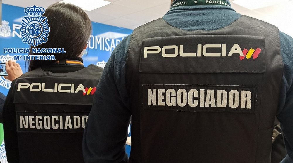 Un negociador de la Policía Nacional resuelve en Málaga una situación crítica ante una persona que amenazaba con autolesionarse