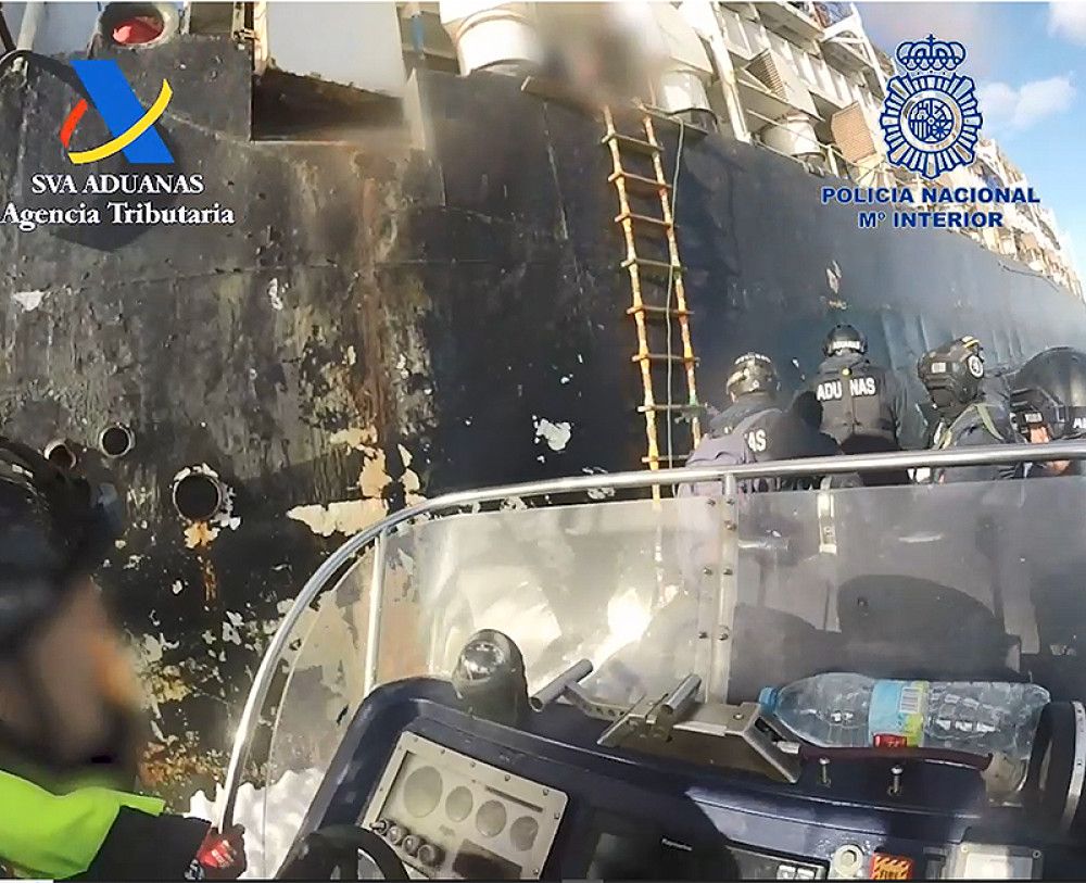 Intervenido al oeste de Canarias un carguero con 4.500 kilos de cocaína procedente de Colombia
