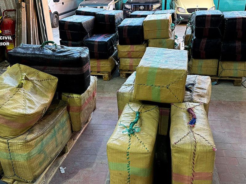 La Guardia Civil detiene a 11 personas e interviene 2.600 Kg de hachís en la costa almeriense