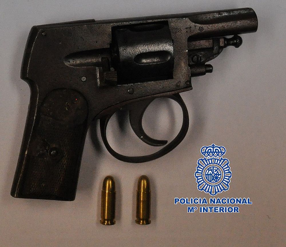 La Policía Nacional detecta una maniobra sospechosa en el copiloto de un vehículo y acaba interviniendo un revólver y munición