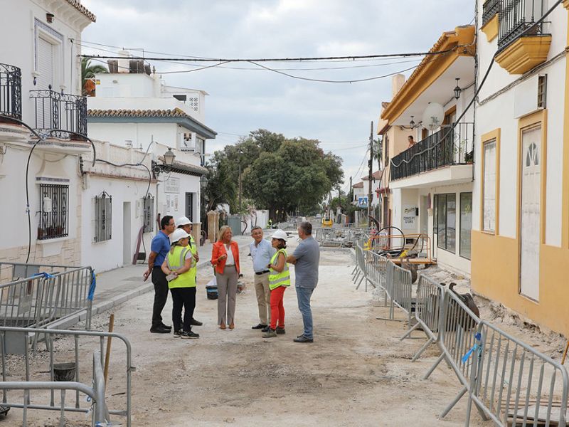 El Ayuntamiento culminará este mes la segunda fase de la remodelación integral de la calle José Echegaray de San Pedro Alcántara