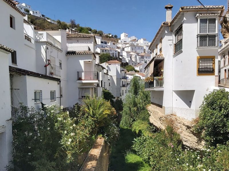 La Junta declara a Setenil de las Bodegas (Cádiz) y a Iznájar (Córdoba) como municipios turísticos