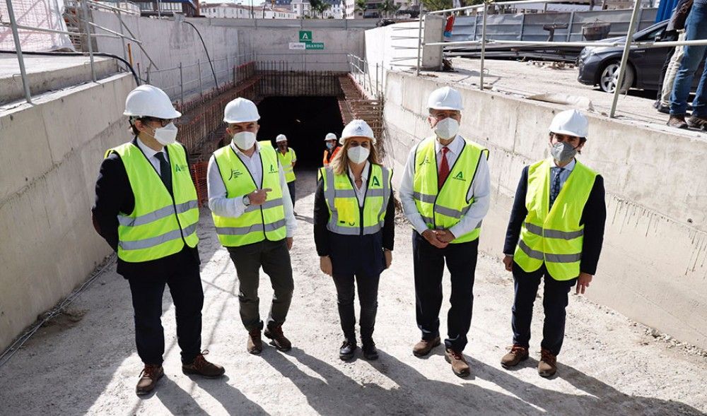 Bendodo y Carazo visitan los trabajos de arquitectura en la obra del Metro de Málaga