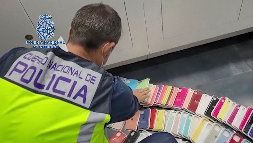 Cinco detenidos por la distribución de carcasas de teléfonos móviles falsificadas en negocios ubicados en Torremolinos y Fuengirola