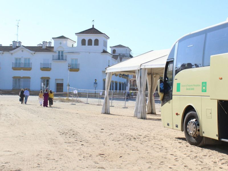 La oferta de autobuses se refuerza con casi 650 servicios adicionales por la Romería del Rocío