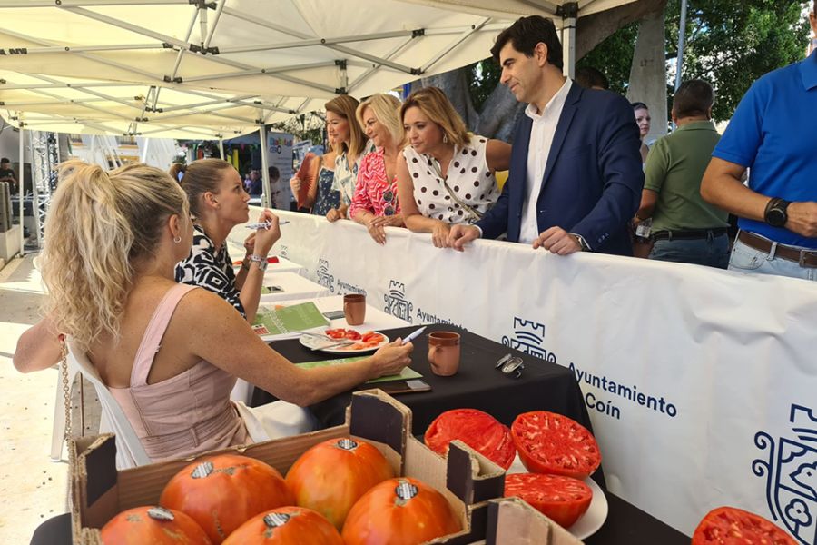 La Diputación subraya el valor del tomate huevo de toro del Guadalhorce para el sector agroalimentario de la provincia