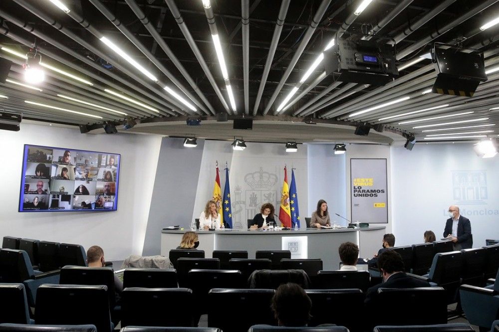 El Gobierno aprueba normas para imponer la igualdad salarial y limita los pagos en metálico a 1.000 euros