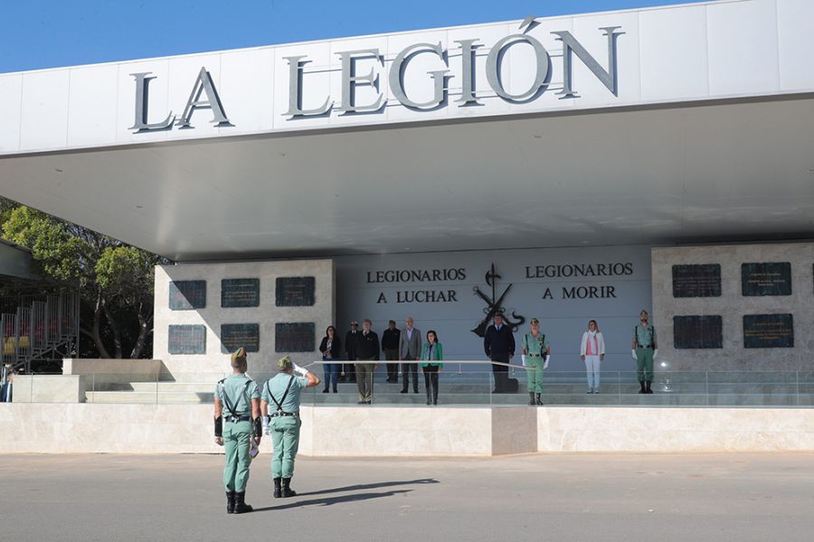La ministra de Defensa visita en Viator a la brigada de La Legión que desplegará en noviembre misiones en Irak y Líbano