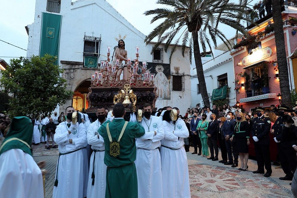 Marbella arropa a la Hermandad de La Columna en su esperado reencuentro con el Barrio Alto