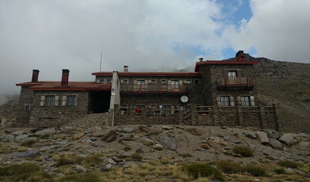 Licitadas las obras de mejora funcional y eficiencia energética de los refugios de Sierra Nevada