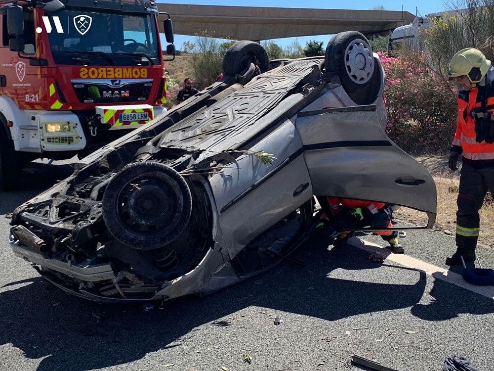 El CBP interviene en un accidente de tráfico en Vélez-Málaga y excarcela a dos personas que quedaron atrapadas en el interior de un turismo