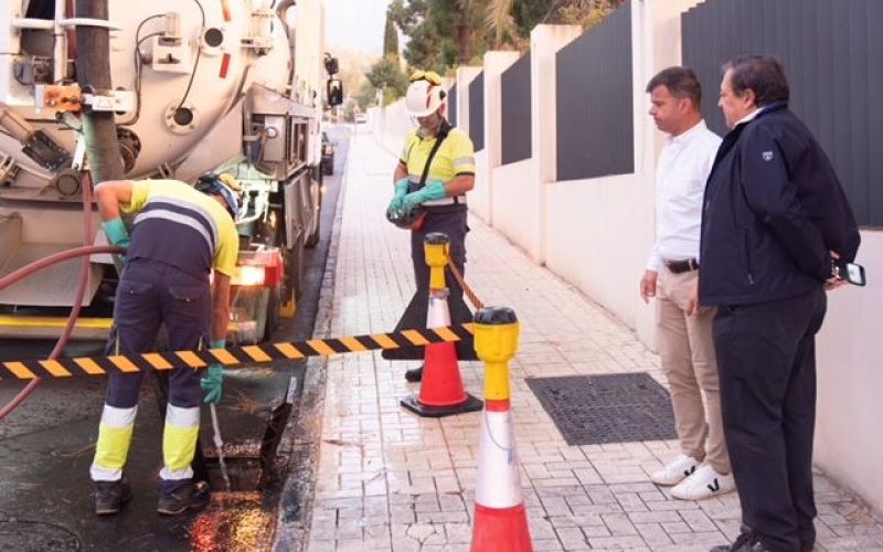 El Ayuntamiento limpia más de 19.000 imbornales en lo que va de año para garantizar el buen funcionamiento de la red de drenaje