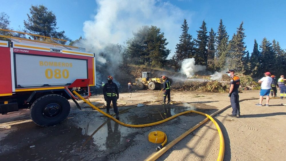 Bomberos sofocan un incendio declarado en las inmediaciones de la Estación de ITV de San Pedro Alcántara