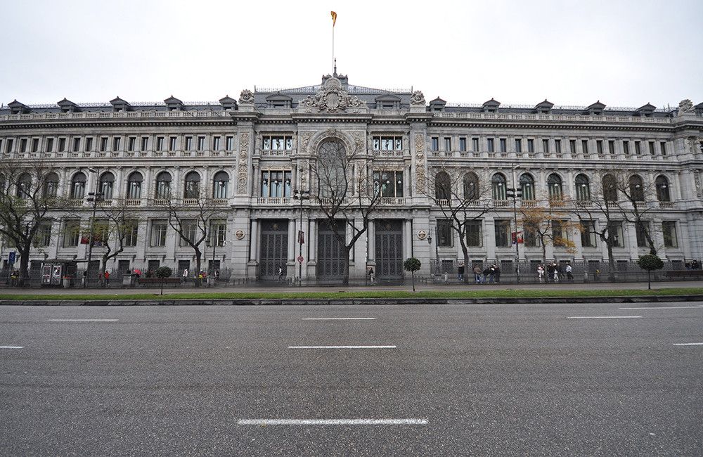 Los pequeños inversores se lanzan a la compra de deuda pública al seguir la banca sin remunerar los depósitos de sus clientes a pesar de la subida de tipos