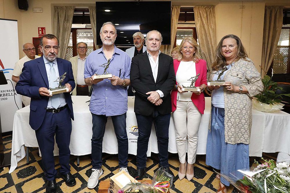 La alcaldesa recibe un reconocimiento por su apoyo a la Asociación de Espigones Emergidos de Marbella