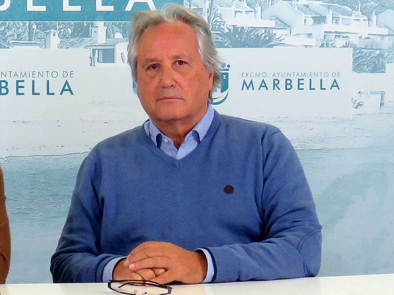 El Ayuntamiento decreta un día de luto y las banderas ondean hoy a media asta por el fallecimiento del exconcejal Diego Eyzaguirre