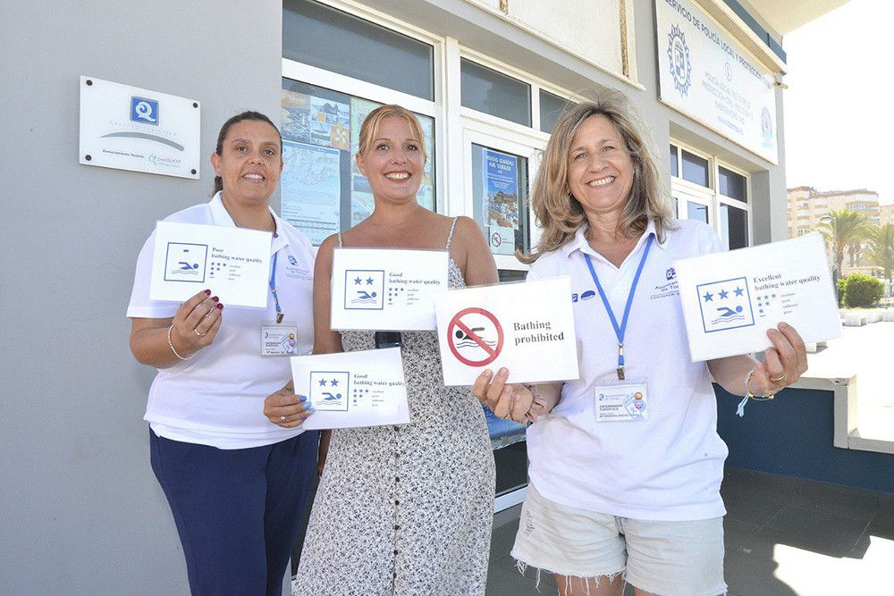 Torrox incorpora en las oficinas de Turismo de la costa información sobre el estado del mar
