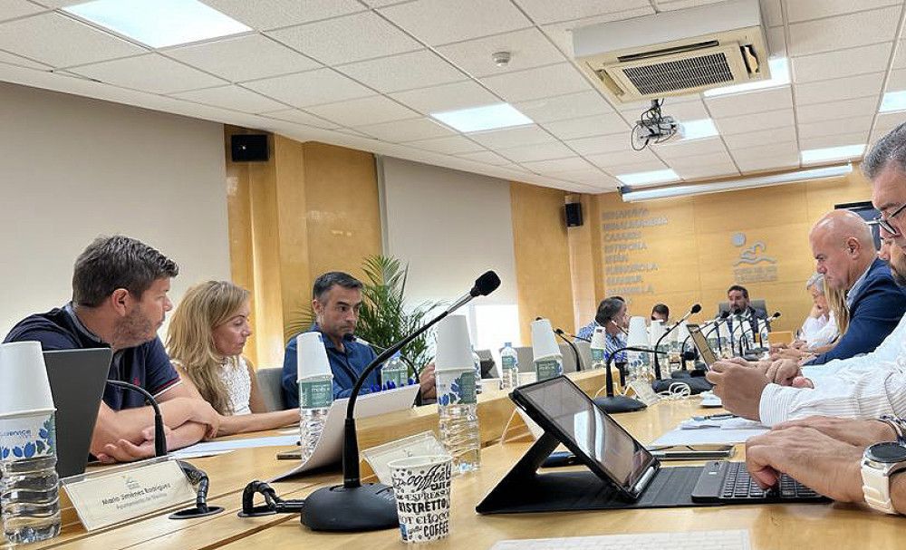 El PSOE denuncia que la primera medida del PP en la Mancomunidad de la Costa del Sol en plena sequía es una subida de sueldos