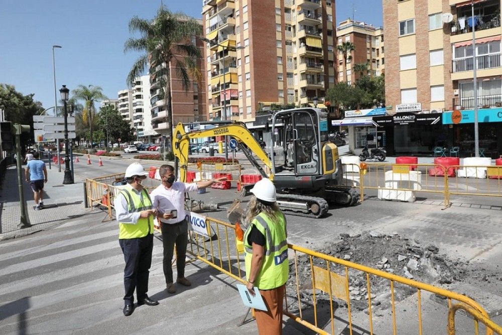 Obras para mejorar el saneamiento en el cruce entre Ricardo Soriano y Marqués de Linares para acabar con las inundaciones en la zona