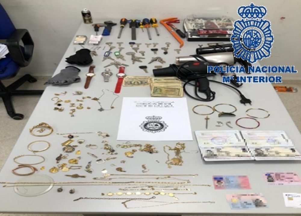 La Policía Nacional detiene una célula itinerante dedicada al robo con fuerza en vivienda habitada y consigue recuperar todas las joyas sustraídas en tres inmuebles