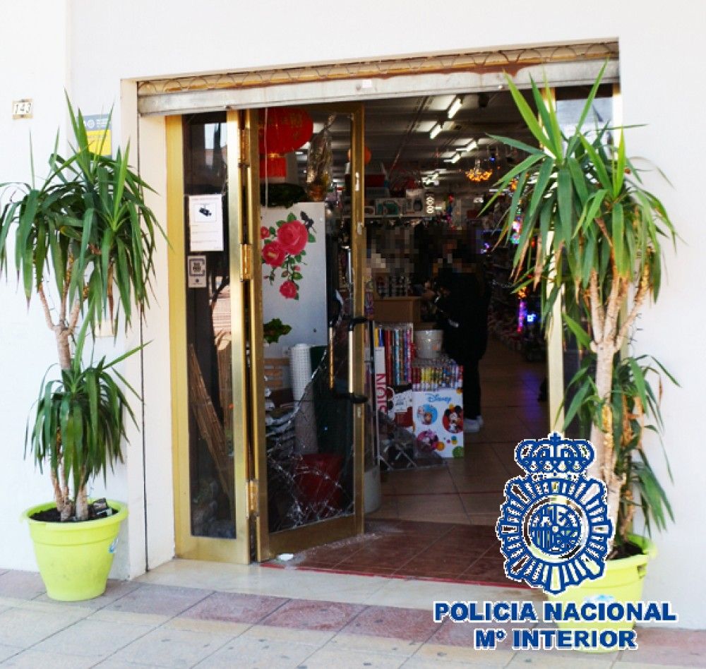 La Policía Nacional detiene in fraganti´ a tío y sobrino cuando cometían un robo con fuerza en un bazar de Estepona