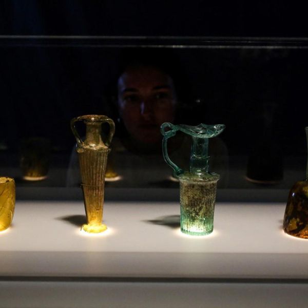 El Museo Británico exhibe vasijas antiguas reconstruidas tras la explosión del puerto de Beirut