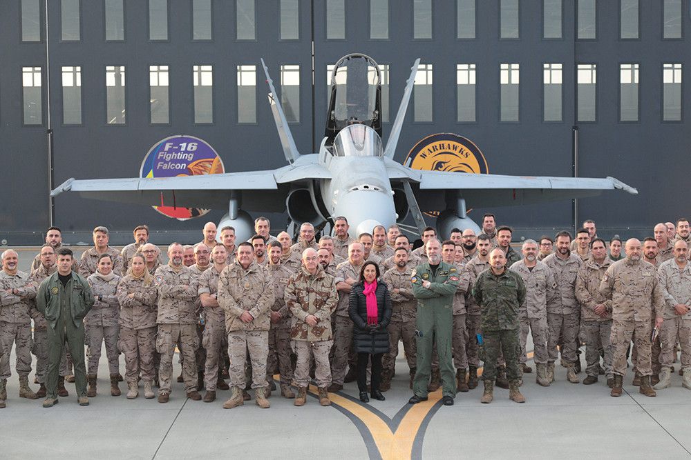 La ministra de Defensa visita a las tropas del Ejército del Aire desplegadas en Rumanía para felicitarles la Navidad