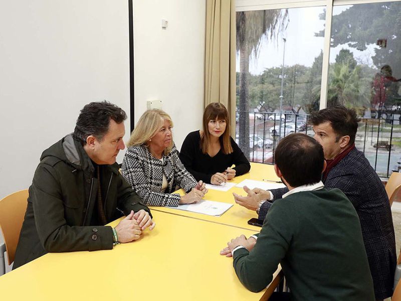El Ayuntamiento y la Junta comienzan los trabajos para acometer los estudios geotécnicos y de viabilidad de cara a la creación del aparcamiento de entre 800 y 1.000 plazas en el Albergue África