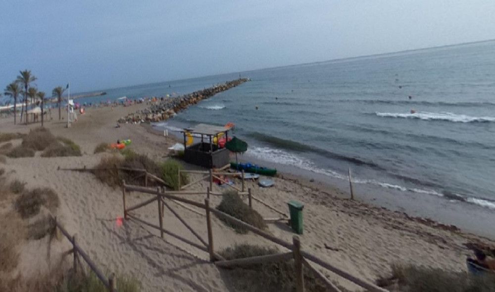 Muere un bañista en la playa de Cabopino de Marbella