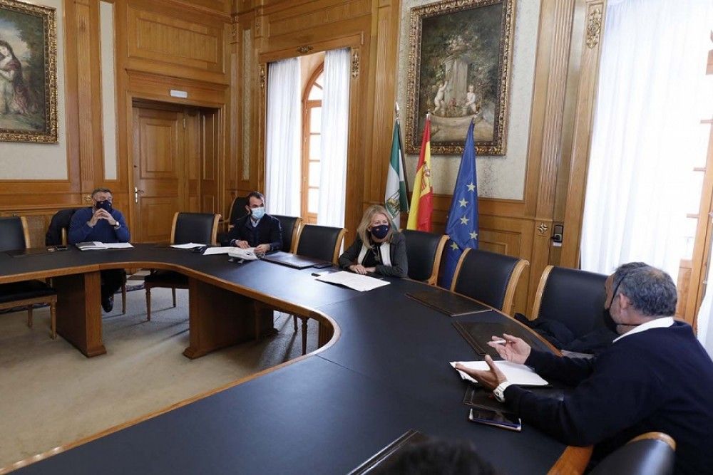 La alcaldesa se reúne con representantes de Taxisol