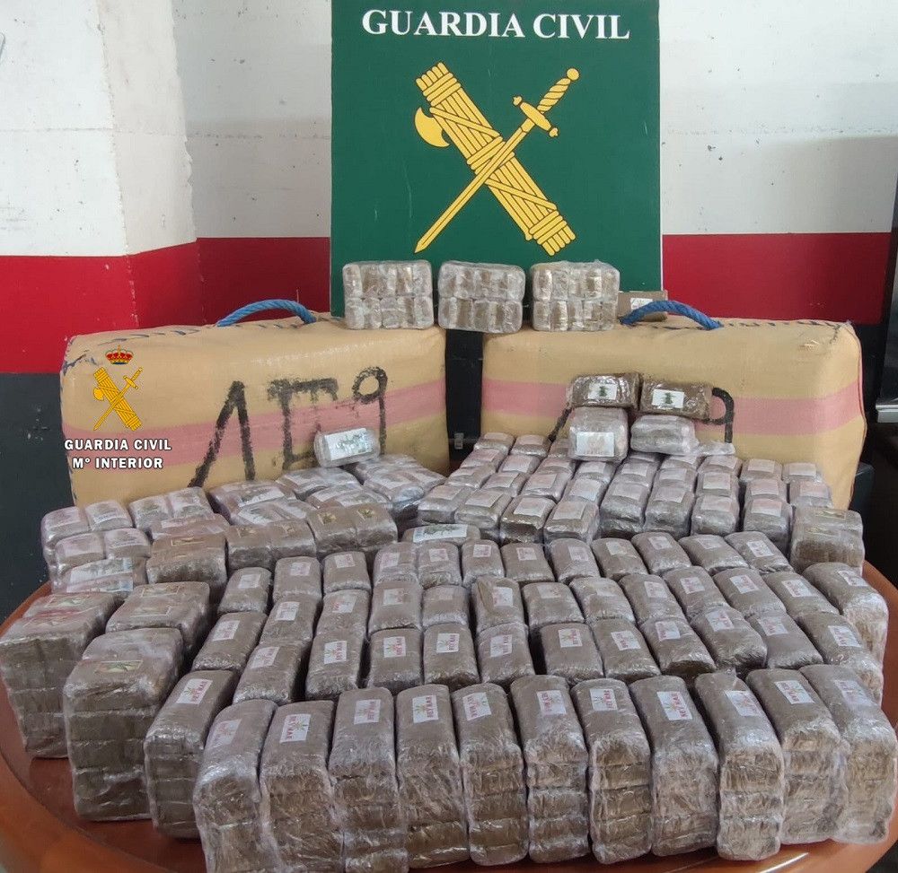 La Guardia Civil detiene a dos personas por tráfico de drogas en Alhaurín el Grande e interviene 130 kilos de hachís