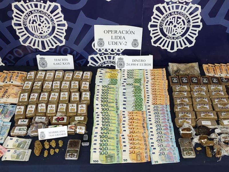 La Policía Nacional detiene a ocho personas al desarticular un punto de venta de drogas en dos inmuebles de Mijas (Málaga)