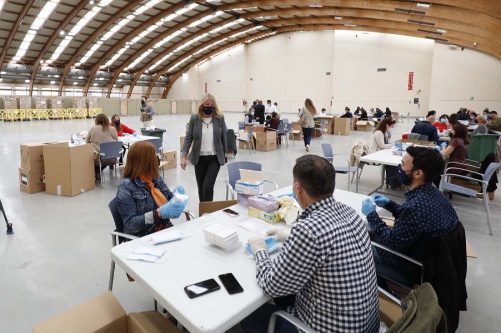 El Ayuntamiento prepara los kits para el envío de 350.000 mascarillas quirúrgicas a los mayores de 60 años empadronados en la ciudad