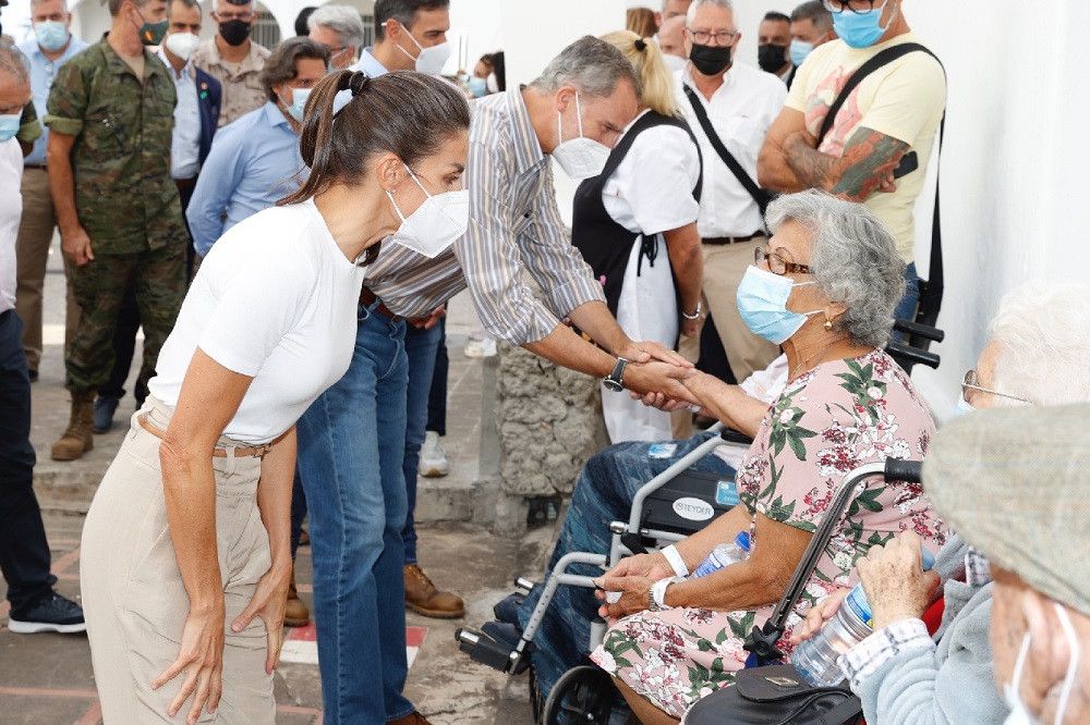 Los reyes visitan la zona afectada por la erupción del volcán en la isla de La Palma