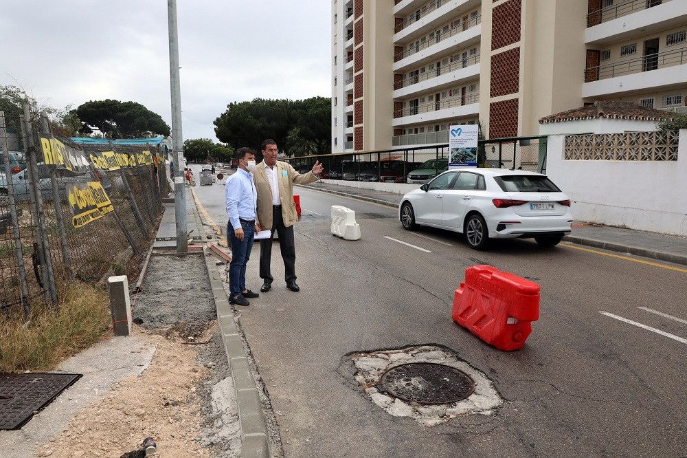El Ayuntamiento realiza un nuevo tramo de acera en la calle Bonanza de Las Chapas