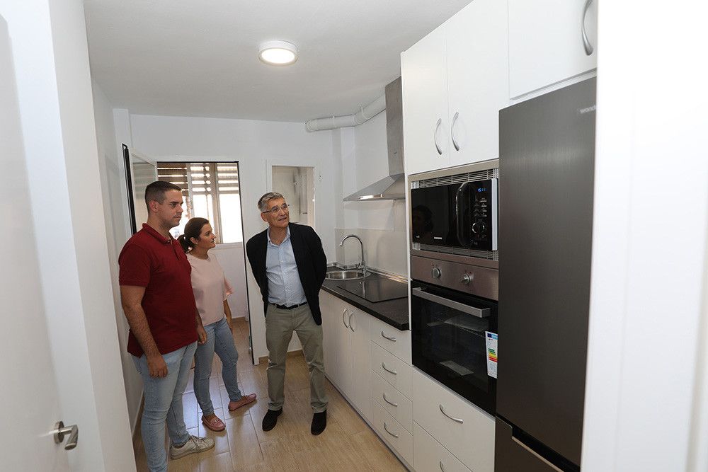 El Ayuntamiento lleva a cabo la reforma de dos viviendas tuteladas en San Pedro Alcántara con una inversión cercana a los 100.000 euros