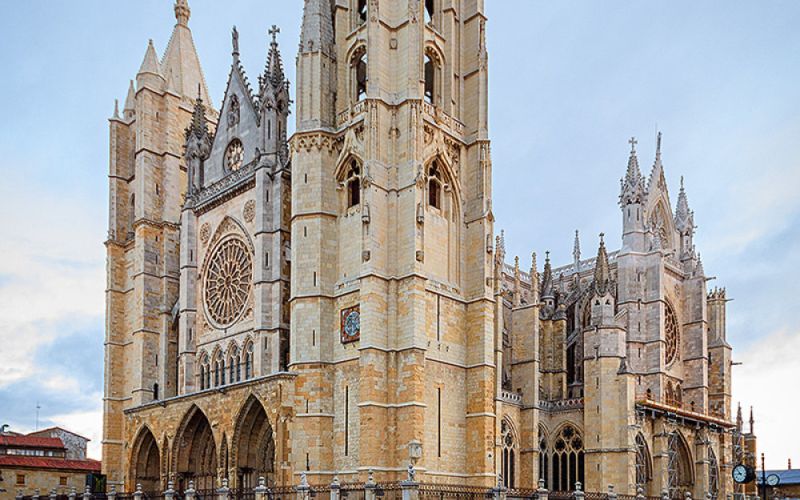 Un equipo científico desarrolla un nanomaterial de carbono para proteger monumentos como la catedral de León