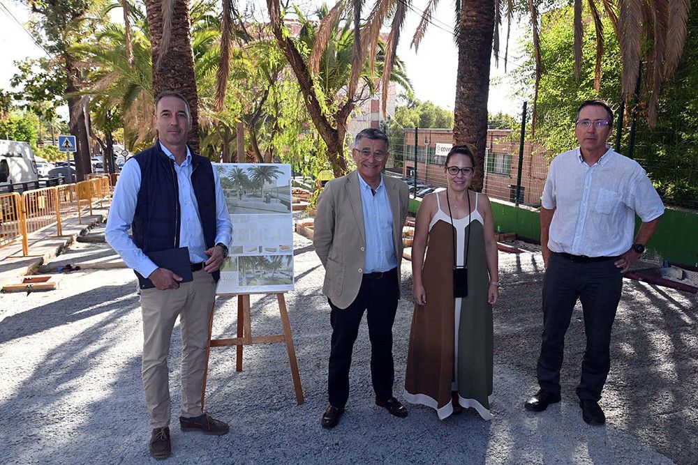 El Ayuntamiento revitaliza con un circuito peatonal y áreas de estancia más de 500 metros cuadrados de zonas verdes junto al CEIP Al-Ándalus de San Pedro Alcántara